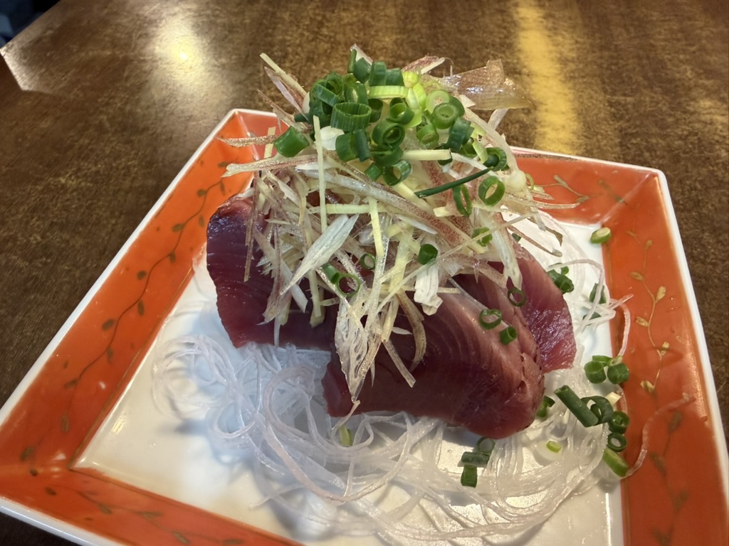 薬味を添えたお刺身